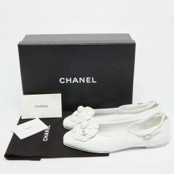 مملوكة مسبقًا حذاء فلات باليه شانيل سى سى حزام كاحل جلد أبيض كاميليا كريستال مقاس 37.5