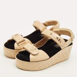 مملوكة مسبقًا Chanel CC Size 39 Beige Leather Platform Wedge Sandals