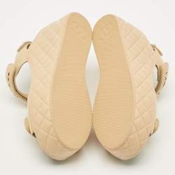 مملوكة مسبقًا Chanel CC Size 39 Beige Leather Platform Wedge Sandals