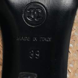 مملوكة مسبقًا حذاء كعب عالي شانيل حزام خلفي مقدمة فيونكة جلد ثعبان وقماش بيج / أسود مقاس 39