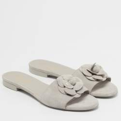 Pre Owned صندل سلايد شاميل كاميليا فلات سويدي رمادي فاتح مقاس 42