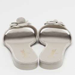 Pre Owned صندل سلايد شاميل كاميليا فلات سويدي رمادي فاتح مقاس 42