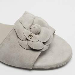 Pre Owned صندل سلايد شاميل كاميليا فلات سويدي رمادي فاتح مقاس 42