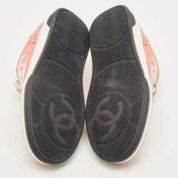 Pre Owned حذاء رياضي شانيل منخفظ من أعلى CC جلد شامواه ونايلون متعدد الألوان مقاس 38.5