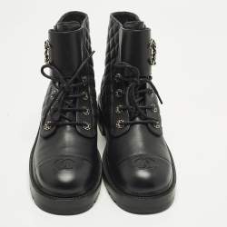 مملوكة مسبقًا حذاء بوت شانيل جلد أسود مبطن بسلسلة والشعار مقاس 39