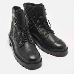 مملوكة مسبقًا حذاء بوت شانيل جلد أسود مبطن بسلسلة والشعار مقاس 39