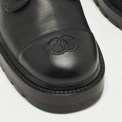 مملوكة مسبقًا حذاء بوت شانيل جلد أسود مبطن بسلسلة والشعار مقاس 39