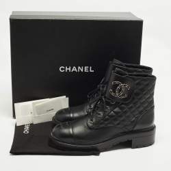 مملوكة مسبقًا حذاء بوت شانيل جلد أسود مبطن بسلسلة والشعار مقاس 39