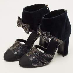 Pre Owned حذاء بوت شانيل مخملَي كحلي/أسود مع مقدمة من حرير زري مقاس 37.5