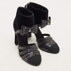 Pre Owned حذاء بوت شانيل مخملَي كحلي/أسود مع مقدمة من حرير زري مقاس 37.5