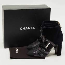 Pre Owned حذاء بوت شانيل مخملَي كحلي/أسود مع مقدمة من حرير زري مقاس 37.5