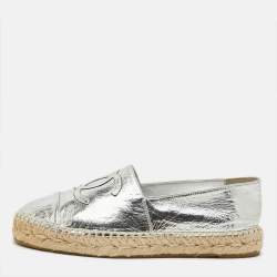 مملوكة مسبقًا Chanel Interlocking CC Size 38 Silver Foil Leather Cap Toe Espadrille Loafers