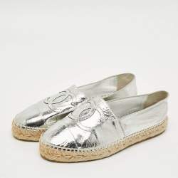 مملوكة مسبقًا Chanel Interlocking CC Size 38 Silver Foil Leather Cap Toe Espadrille Loafers