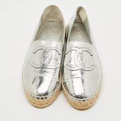مملوكة مسبقًا Chanel Interlocking CC Size 38 Silver Foil Leather Cap Toe Espadrille Loafers