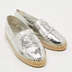 مملوكة مسبقًا Chanel Interlocking CC Size 38 Silver Foil Leather Cap Toe Espadrille Loafers