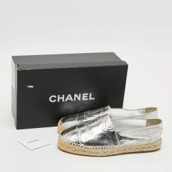 مملوكة مسبقًا Chanel Interlocking CC Size 38 Silver Foil Leather Cap Toe Espadrille Loafers