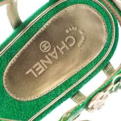 Pre Owned صندل شانيل فلات بإصبع كاميليا CC جلد أخضر مقاس 40