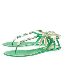 Pre Owned صندل شانيل فلات بإصبع كاميليا CC جلد أخضر مقاس 40