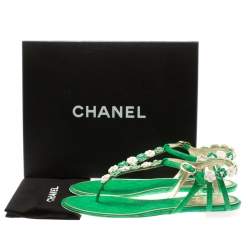 Pre Owned صندل شانيل فلات بإصبع كاميليا CC جلد أخضر مقاس 40