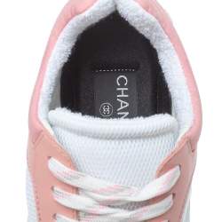 Pre Owned حذاء رياضي شانيل شبكة وجلد أبيض/وردي بعنق منخفض مقاس 38.5