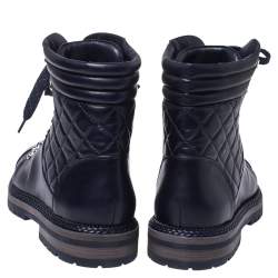 مملوكة مسبقًا حذاء بوت شانيل كومبات أربطة سي سي جلد مبطن أزرق مقاس 40