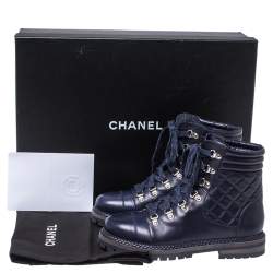 مملوكة مسبقًا حذاء بوت شانيل كومبات أربطة سي سي جلد مبطن أزرق مقاس 40