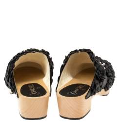 مملوكة مسبقًا حذاء مولز شانيل نعل سميك خشب الكاميليا قفل دوار سى سى جلد أسود مقاس 38