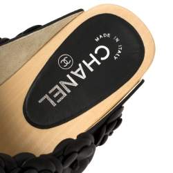 مملوكة مسبقًا حذاء مولز شانيل نعل سميك خشب الكاميليا قفل دوار سى سى جلد أسود مقاس 38