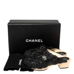 مملوكة مسبقًا حذاء مولز شانيل نعل سميك خشب الكاميليا قفل دوار سى سى جلد أسود مقاس 38