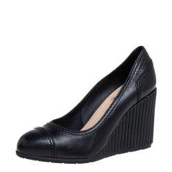 مملوكة مسبقًا حذاء كعب عالى شانيل غطاء مقدمة كعب روكى جلد أسود مقاس 38.5