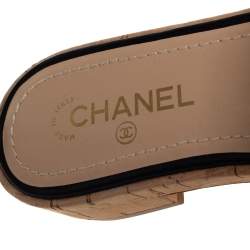 مملوكة مسبقًا صندل سلايد شانيل فيلين شعار أسود / بيج مقاس 40