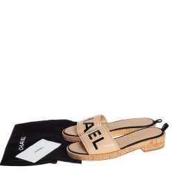 مملوكة مسبقًا صندل سلايد شانيل فيلين شعار أسود / بيج مقاس 40