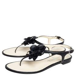 Pre Owned صندل فلات إصبع شانيل مزين كاميليا جلد أسود مقاس 35