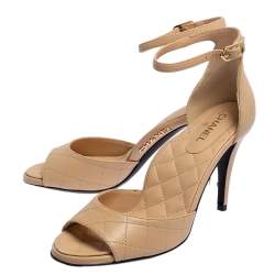 مملوكة مسبقًا صندل شانيل جلد بيج مبطن بحزام للكاحل مقاس 37