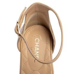 مملوكة مسبقًا صندل شانيل جلد بيج مبطن بحزام للكاحل مقاس 37