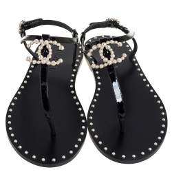 Pre Owned صندل فلات إصبع شانيل مزين شعار الماركة سي سي مزخرف لؤلؤ جلد لامع أسود مقاس 40.5