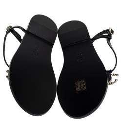 Pre Owned صندل فلات إصبع شانيل مزين شعار الماركة سي سي مزخرف لؤلؤ جلد لامع أسود مقاس 40.5