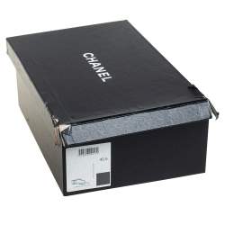 Pre Owned صندل فلات إصبع شانيل مزين شعار الماركة سي سي مزخرف لؤلؤ جلد لامع أسود مقاس 40.5