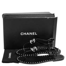 Pre Owned صندل فلات إصبع شانيل مزين شعار الماركة سي سي مزخرف لؤلؤ جلد لامع أسود مقاس 40.5