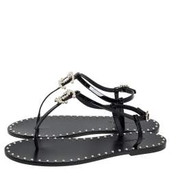 Pre Owned صندل فلات إصبع شانيل مزين شعار الماركة سي سي مزخرف لؤلؤ جلد لامع أسود مقاس 40.5