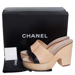 مملوكة مسبقًا حذاء سلايد شانيل جلد أسود/بيج مقدمة مفتوحة خشبي مقاس 38