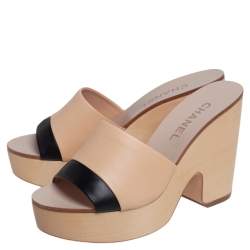 مملوكة مسبقًا حذاء سلايد شانيل جلد أسود/بيج مقدمة مفتوحة خشبي مقاس 38