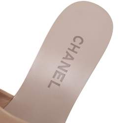 مملوكة مسبقًا حذاء سلايد شانيل جلد أسود/بيج مقدمة مفتوحة خشبي مقاس 38