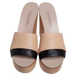 مملوكة مسبقًا حذاء سلايد شانيل جلد أسود/بيج مقدمة مفتوحة خشبي مقاس 38