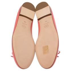 Pre Owned حذاء باليرينا فلات شانيل جلد وردي مرجاني مقدمة مزينة شعار الماركة وفيونكة مقاس 40