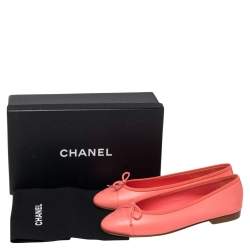 Pre Owned حذاء باليرينا فلات شانيل جلد وردي مرجاني مقدمة مزينة شعار الماركة وفيونكة مقاس 40