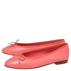 Pre Owned حذاء باليرينا فلات شانيل جلد وردي مرجاني مقدمة مزينة شعار الماركة وفيونكة مقاس 40