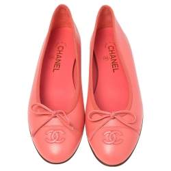 Pre Owned حذاء باليرينا فلات شانيل جلد وردي مرجاني مقدمة مزينة شعار الماركة وفيونكة مقاس 40