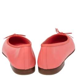 Pre Owned حذاء باليرينا فلات شانيل جلد وردي مرجاني مقدمة مزينة شعار الماركة وفيونكة مقاس 40