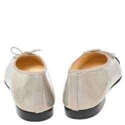 مملوكة مسبقًا Chanel /Grey/Black Iridescent Patent Leather CC Bow Cap Toe Ballet Flats Size 41